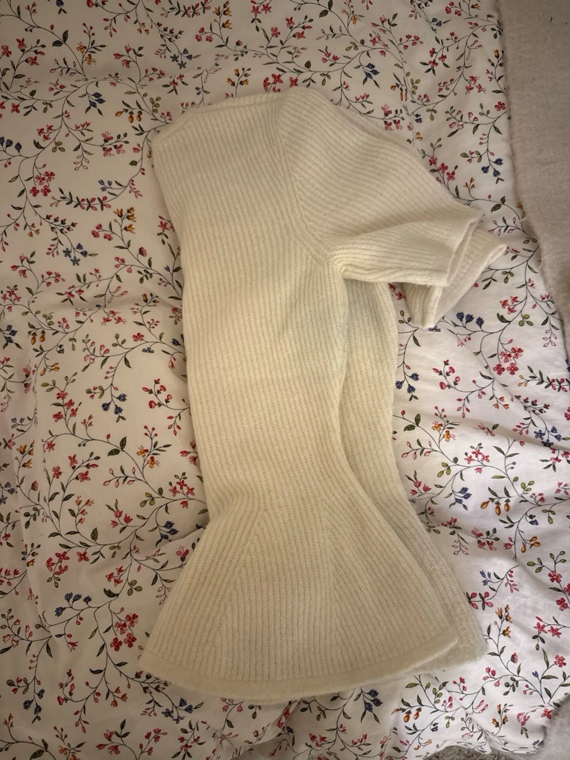 Ribbad vit topp med volangkant - 1