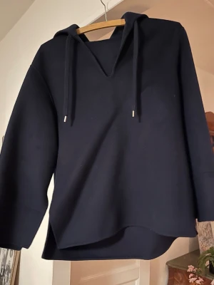 Blå cape jacka  - Från Arket. Fint skick. 