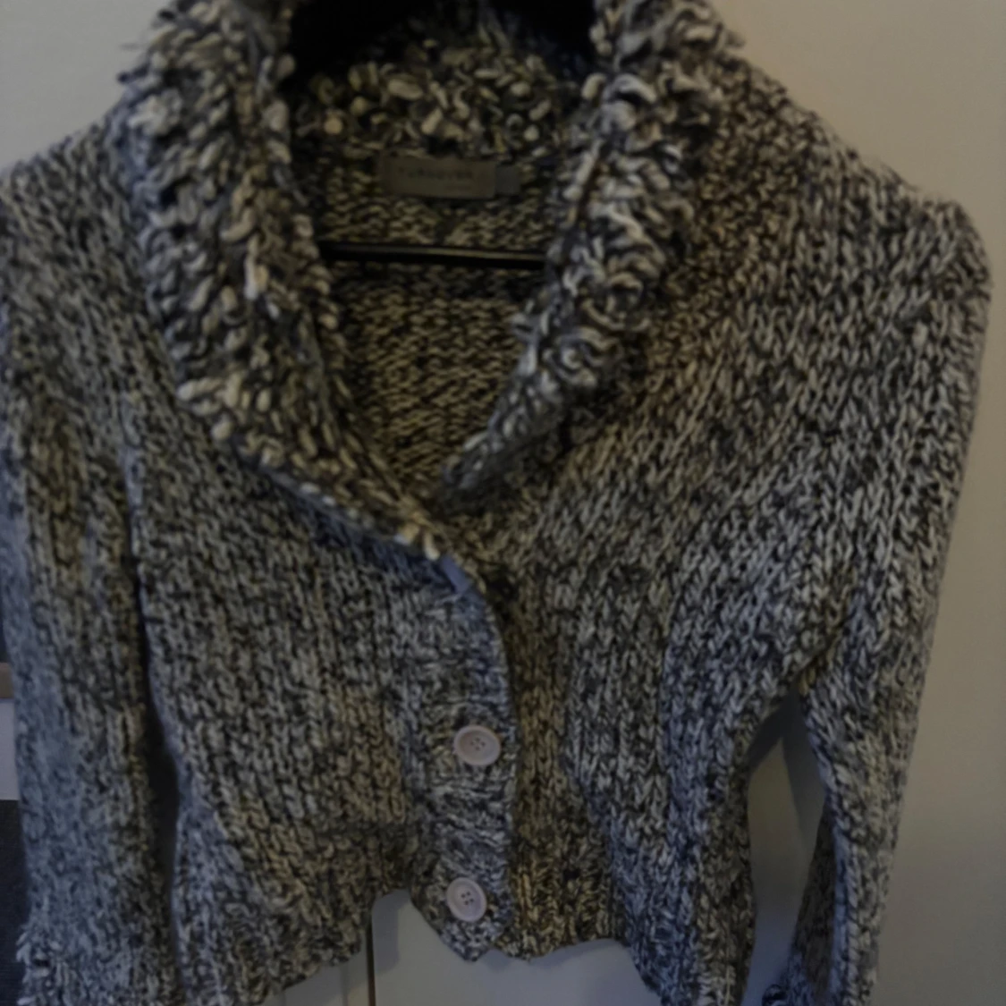 Grågrönmelerad stickad kofta med krage