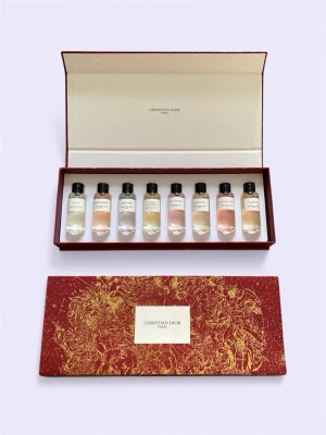 Dior parfymset - Lyxigt parfymset från Christian Dior med åtta miniflaskor i olika dofter. Flakongerna är genomskinliga med svarta lock och etiketter med doftnamn. Kommer i en elegant röd ask med gulddetaljer och vit etikett. Perfekt för dig som vill testa flera exklusiva dofter. Aldrig använda. Skriv gärna!