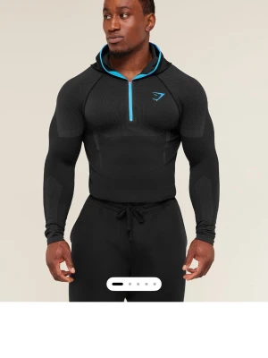 Gymshark  - Jag lyckades få tag i den nya gymshark onyx hoodien som aldrig kommer släppas igen det har gymshark bekräftat. Skickar direkt när den kommer hem oöppnad. 