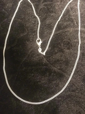 925 Silverpläterad ( stämplad) Halsband  - . Perfekt att bära som det är eller att kombinera med andra smycken för en personlig stil. Passar till många olika looks och är lätt att matcha. Finns 18,20 , 22 tum kvar. 