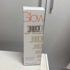 Glow by JLo Eau de Toilette 30ml - Upptäck den ikoniska Jennifer Lopez Glow-doften i denna lilla, men kraftfulla eau de toilette-prov. Med noter av apelsinblomma, grapefrukt och vanilj skapar denna doft en frisk och feminin aura som kommer att få dig att känna dig som en superstjärna. Provet är perfekt att ta med på resan eller att testa om du vill investera i en fullstorlek av denna populära doft. Köp Jennifer Lopez Glow Eau de Toilette-provet idag och upplev varför denna doft är en favorit bland många kvinnor världen över.