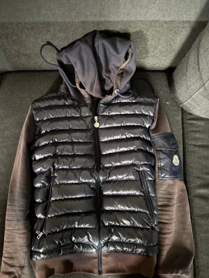 Solblekt moncler cardigan  - En solblekt moncler jacka i fint skick förutom färgen. 