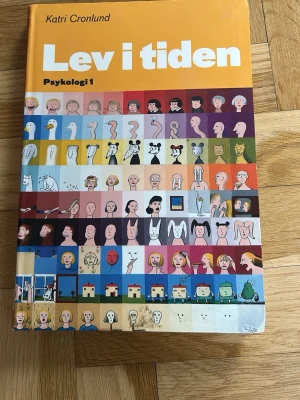 Lev i tiden Psykologi 1 kursbok - Kursbok i psykologi.  'Lev i tiden Psykologi 1' av Katri Cronlund.