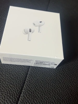 Apple AirPods Pro trådlösa hörlurar - Säljer ett par vita Apple AirPods Pro med stilren design och silikonproppar för bästa passform. Hörlurarna är trådlösa och levereras i originalförpackning. Perfekta för musik, samtal och gaming. Grym ljudkvalitet och smidig laddning.