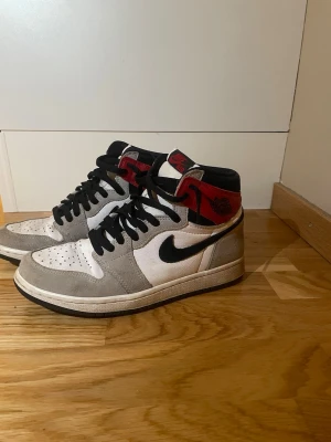 Nike Air Jordan 1 Retro High Light Smoke Grey - Jordan 1 i storlek 41. Skorna är i väldigt bra skick men några små defekter finns.
