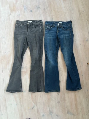 Gina jeans i storlek 152 - Säljer två par bootcut jeans, ett par i mörkgrått och ett par i klassiskt blå denim.  152 i storlek. Ett par för 99kr och båda för 150kr