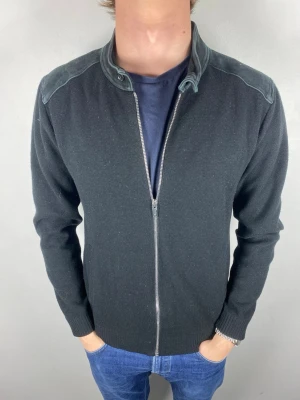 Reiss mocka zip tröja - Size M | Mycket bra skick | Modellen är 184, 74 kg | Hör av dig vid frågor!