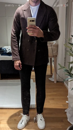 Brun dubbelknäppt kavaj från John Henric - Brun stickad dubbelknäppt kavaj från John Henric i stl L.