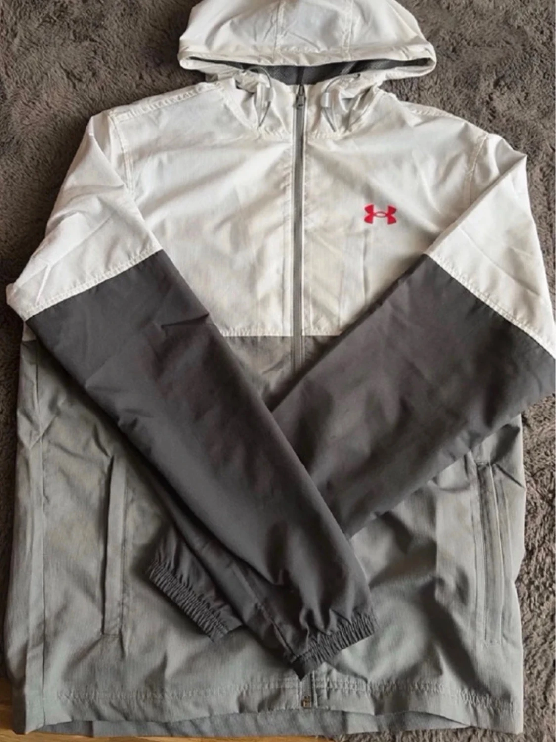 Gråvit vindjacka från Under Armour