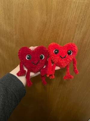 Virkade hjärtan  - Kostar 75kr/st så skrev vilken/vilka du vill ha!      Handvirkat i mjukt polyester garn