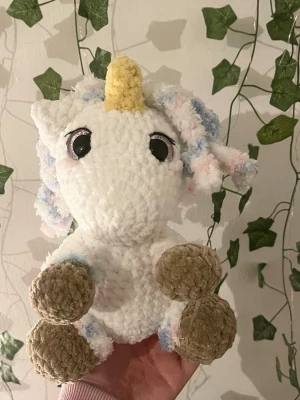 Virkad enhörning  - Handvirkat i mjukt polyester garn!
