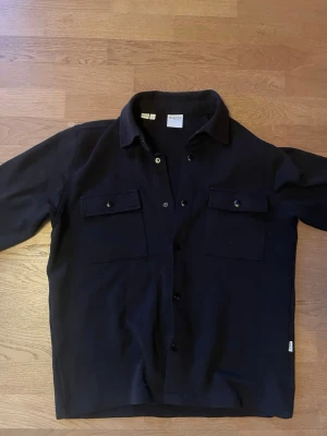 Overshirt Selected Homme - Svart overshirt från Selected Homme. Storlek: M. Bra skick! Skickar alltid inom 1 dag! Hör av dig vid minsta fråga!
