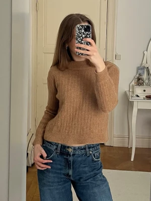 Beige ribbstickad tröja - Säljer en beige ribbstickad tröja från Stockholm LM i storlek xs. Tröjan har en enkel och stilren design, perfekt att matcha med jeans eller kjol. Materialet är ull, alpacka, polyester och elestan, så varm och skön att ha på sig! 