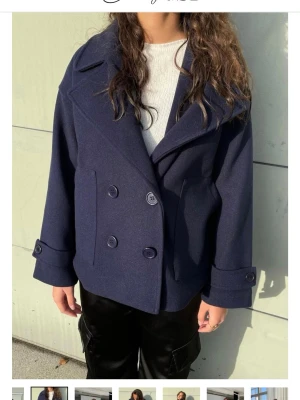 Kappa - Säljer denna blåa kappa från design by si i storlek S💕💕 sparsamt använd!!