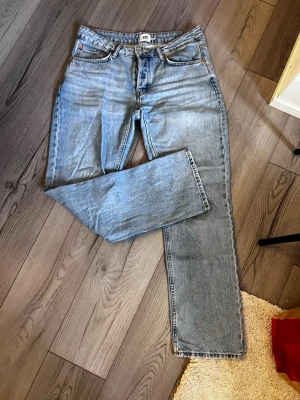 Ljusblå raka jeans från 157 - Säljer ett par ljusblå jeans från 157 med rak passform och klassisk femficksdesign. Jeansen har normal midja och är tillverkade i ett slitstarkt denimtyg. Perfekta för en avslappnad och trendig look.
