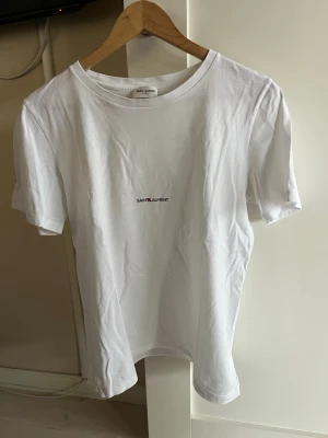 Vit Saint Laurent t-shirt - Vit t-shirt från Saint Laurent! Säljer du den inte kommer till användning längre, köpt för 2600kr på cettire