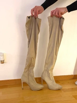 Beiga boots - Beiga boots från Nelly, säljer då de är för små🩷