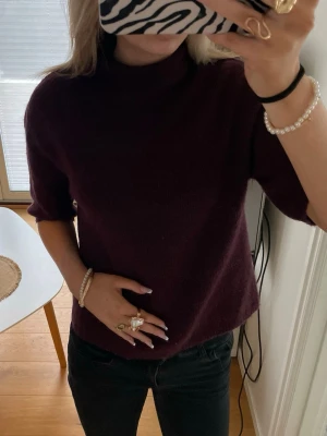 Vinröd stickad polotröja - Vinröd stickad tröja med hög krage och korta ärmar. Perfekt nu till våren💖