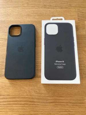 Mobilskal iPhone 14 MagSafe (Apple org) - Äkta Apple original skal till vanliga iPhone 14 (ej Mini, Max, Pro). Skalet är i greppvänligt Silikon med inbyggd MagSafe. Fint men använt skick enligt men som ändå skyddar mobilen. Fås i originalförpackning.  Nypris: < 800kr Mitt pris: 99kr  Skickar snabbt och se gärna mina andra annonser!