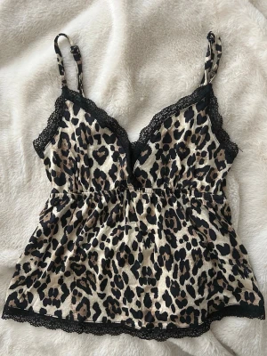 Leopardmönstrad linnetopp med spets - knappt använt leopard linne ifrån gina tricot 🐆 