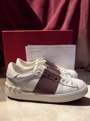 Valentino Open - Säljer ett par jätte fina Valentino skor i storlek 36 IT (passar 37EU) i ett fint skick. Skorna är Äkta och både Box och Kvitto medföljer!                                                           Skorna är använda men fortfarande i ett bra skick.                                                       Skickar oftast samma dag men alltid inom 24h. Är öppen för seriösa bud vid snabba köp! Var vänlig att kontakta mig om det är något mer du undrar över.