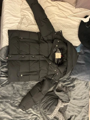 Moncler Vezere  - Hej jag säljer denna moncler Vezere i stl M köpt från snowbox (identisk med originalet) jag säljer denna då jag är redo för en ny vinterjacka till nästa säsong, den har använts under tre månader och har inga hål eller skador. Den är i Stl Medium eller 2 Hör av er för frågor!!! 🔥