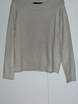 Beige stickad tröja - En beiga stickad tröja från vero moda