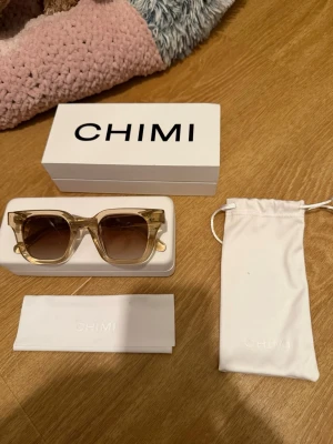 solglasögon från CHIMI - Snygga solglasögon från CHIMI. Kommer med originalförpackning, hårt fodral och vit tygpåse. Knappt använda 