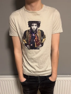 Beige t-shirt med tryck från Limitato - Limitati tisha. Modellen är 181. Box ingår. Bedöm skicket själva!