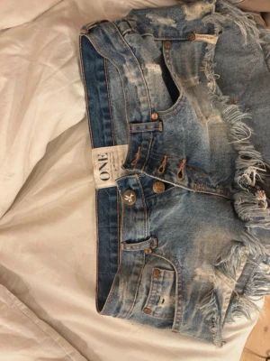 One Teasoon shorts - Eftertraktade lågmidjade One Teaspoon shorts. Köpta på vinted (inte mina bilder). Skulle säga det är i nytt skick. 
