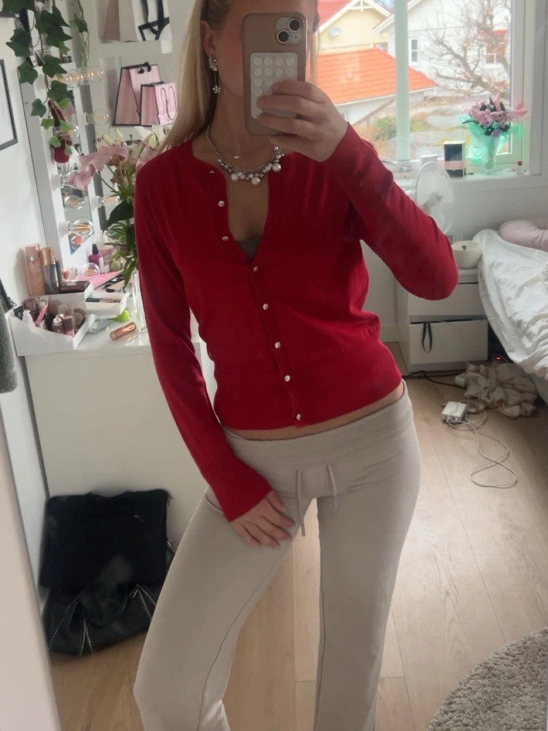 Röd cardigan med pärlknappar - 1