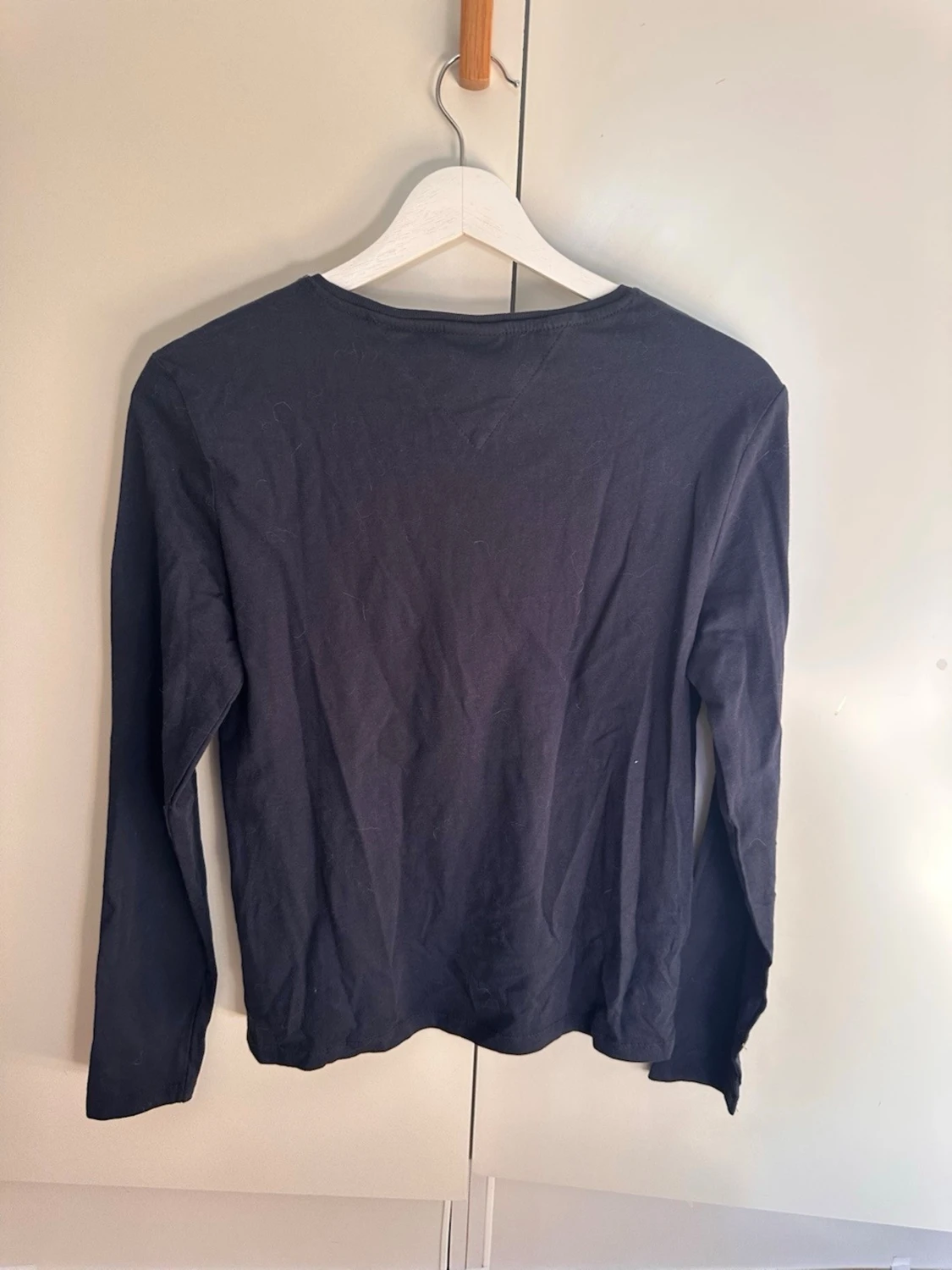 Mörkblå långärmad Tommy Jeans tröja - 1