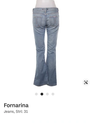 Ljusblå bootcut jeans Fornarina - Ljusblåa boutcut jeans. Storlek 31, midjemått 82cm. Bra skick, använd fåtal gånger. 
