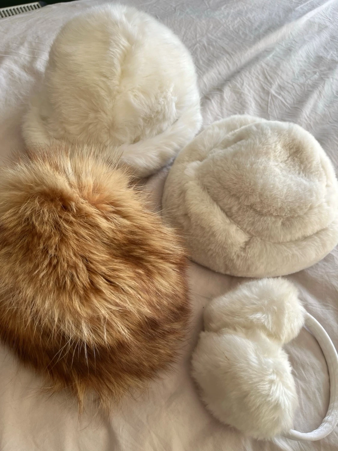 Fyra fluffiga pälsmössor och öronmuffar - 1