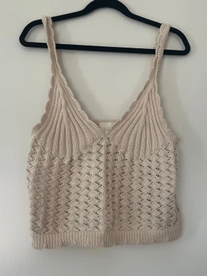 Virkat linne - Supersnyggt virkat linne från HM Luftig och perfekt till sommaren  Använd fåtal gånger  Inga anmärkningar