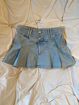 Jeanskjol - Väldigt fin jeanskjol från H&M. Midja: 33cm rakt över, men stretchig.