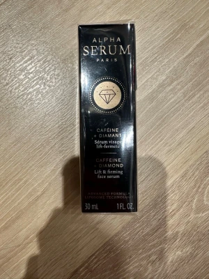 Alpha Serum Caffeine + Diamond 30ml - Lyxigt ansiktsserum från Alpha Serum med koffein och diamantextrakt. Ger en uppstramande och lyftande effekt. Svart och guldig förpackning med elegant design. Innehåller 30 ml och har avancerad liposomteknologi.