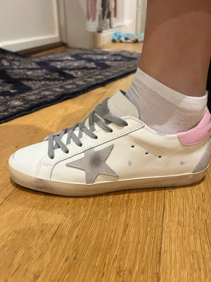 Golden goose sneakers - Golden goose skor, helt nya oanvända. Nypris 4600 mitt pris 2299! Skorna har äktenhetskap som kan skickas vid köp. Även låda och påse ingår!✅