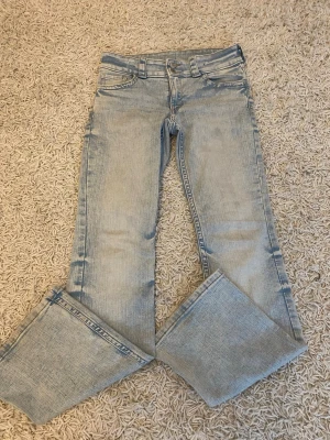 Ljusblåa bootcut low waist jeans - Säljer ett par ljusblå bootcut, low waist jeans. De är från H&M i strl 170. Superfint skick, inte jättemycket använd.