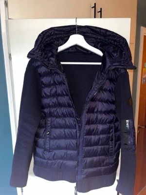 Moncler cardigan  - Tjena säljer min moncler cardigan black badge passar 175-185 cm