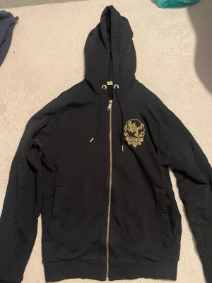 Svart tröja från V-Jeans - Snygg svart luvtröja från VJ, i perfekt skick!