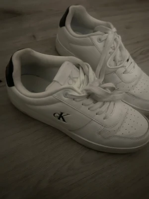 Calvin Klein skor  - Säljer mina Calvin Klein skor som jag använt bara 1 -2 gånger, skitsnygga i vit färg och inga skador köpta för 1076 kr i storlek 39 skriv om du undrar något