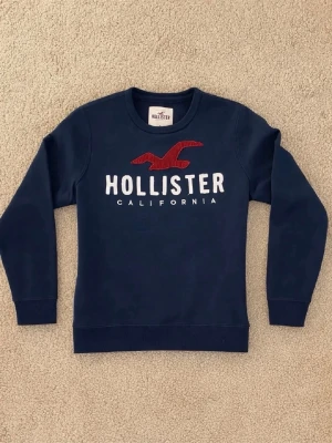 Hollister tröja - Tja! Säljer en Hollister tröja i storleken (S)-skick 9/10. Vid minsta lilla fundering hör av er! Först till kvarn!