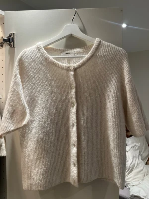 Stickad kofta - Storlek L men passar även M