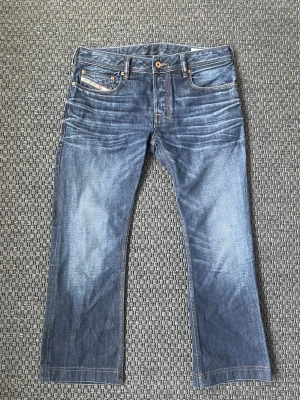 Vintage raw denim diesel bootcut jeans (Zatiny) - Säljer nu dessa sjukt snygga vintage raw denim diesel bootcut jeans😊 Jeansen är i en slim bootcut modell! Sjukt snygga fades och whiskers som gör dessa jeans till one of a kind🙌 Riktigt snygg färg som bara blir snyggare ju mer man använder jeansen🤩 Säljs ej längre i butik och är därav mycket eftertraktade🤝 Skriv vid funderingar 📲