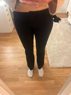 Svarta kostymbyxor från Nelly - Säljer ett par svarta kostymbyxor från Nelly. Byxorna är i mjukt skönt material och perfekta till en snygg outfit och passar till många olika stilar. Dem är använda ett par fåtal gånger och är i bra skick