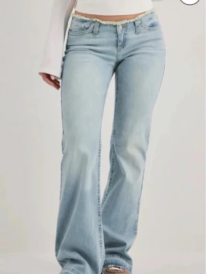 Lowwaist bootcut jeans - Säljer mina low waist bootcut jeans från Nelly då de inte passar mig och behöver beställa en annan storlek. Annars extremt sköna jeans! Använda 2 gånger men behöver ny storlek!
