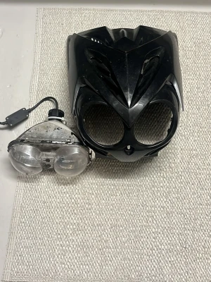 Svart pakethållare till moped - Säljer en svart pakethållare i metall som passar till moped. Stilren och robust design med plats för att fästa packning eller väska. Perfekt för dig som vill ha extra förvaring på mopeden.